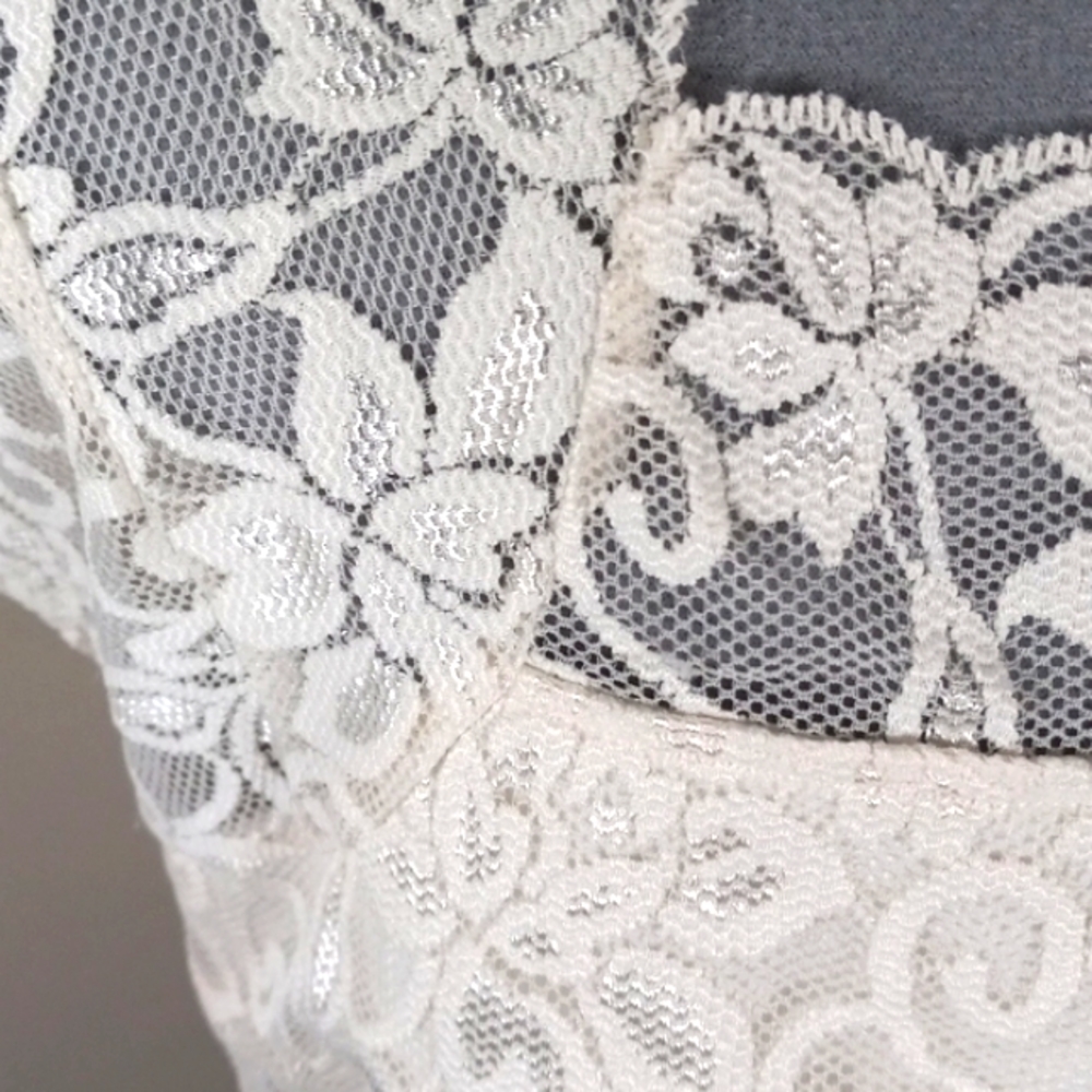 Woman's Size Large/Med Irovy Lace Top with Cap sleeves. - Picture 6 of 8